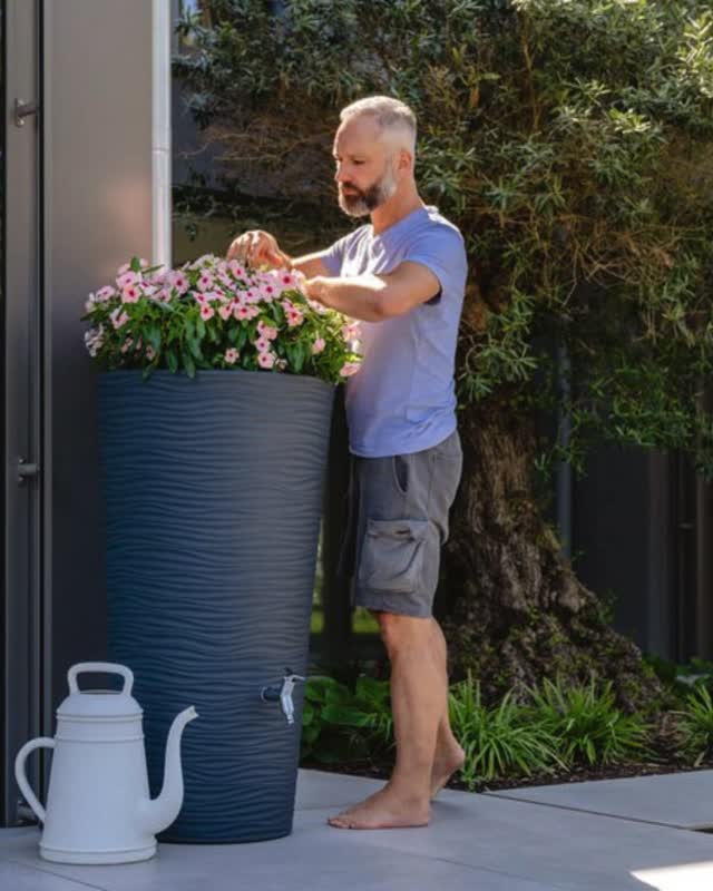 Tänään on vietetty Alvar ja Aino Aallon päivää, suomalaisen muotoilun ja arkkitehtuurin juhlapäivää!⁠
⁠
Päivää, joka muistuttaa siitä, että hyvä muotoilu ei ole vain katseltavaa.⁠
Se on osa arkea. Se palvelee, kestää ja tuntuu oikealta vuodesta toiseen.⁠
⁠
Sama ajatus elää myös tämän kevään uudessa Natura 2in1 AALTO Graphite Grey värisessä DESIGN sadevesiastiassa.⁠
⁠
Pehmeä aaltoileva pinta, harkittu muoto ja käytännöllisyys kulkevat käsi kädessä. Kun muutama vuosi sitten vierailimme Saksassa näitä sadevesiastioita valmistavalla tehtaalla ja näimme tämän tekstuurin, tokaisimme molemmat yhteen ääneen = AALTO. Ja näin tuotteelle tuli lisänimi Natura 2in1 AALTO.⁠
⁠
DESIGN sadevesiastiat on valmistettu Saksassa 100% kierrätysmuovista, joka voidaan kierrättää myös 100%. Tehdas toimii aurinkoenergialla ja sijaitsee Saksan aurinkoisimmalla alueella. ⁠
⁠
Kannattaa kerätä sadevesi talteen. Säästät rahaa ja annat kasveillesi TLC:tä. Sadevesiastia voi olla myös kaunis osa kokonaisuutta, joka kestää katsetta ja käyttöä. Hyvä design ei huuda, vaan se sulautuu ympäristöön ja tekee arjestasi hieman paremman.⁠
⁠
Mitä sinulle merkitsee hyvä muotoilu arjessa?⁠
Onko se ulkonäköä, käytännöllisyyttä vai molempia?⁠
⁠
💬 Kerro kommenteissa.