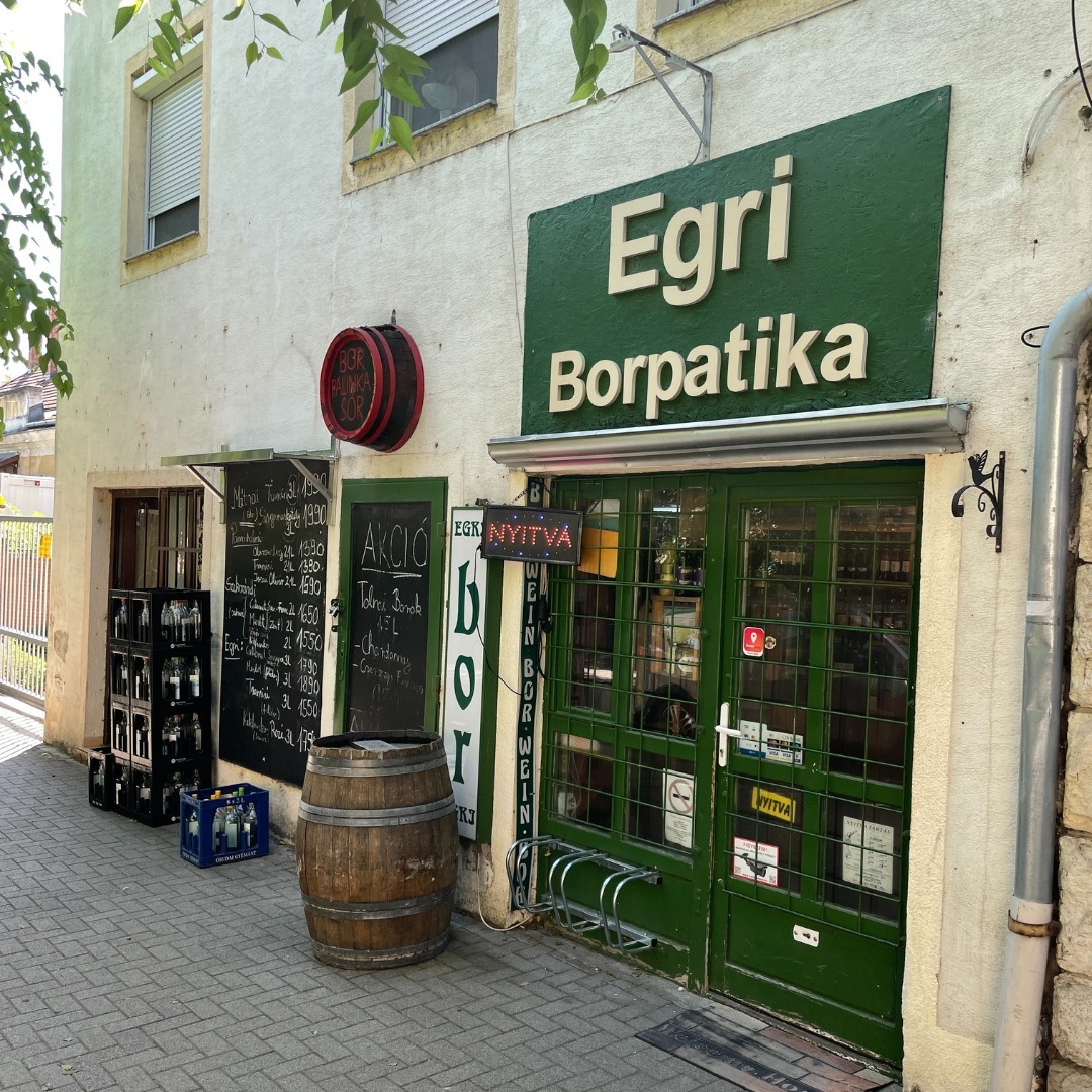 Entisestä kotikaupungistamme Györistä (Unkarissa) löytyy myös Egerin viiniapteekki - noin niin kuin suoraan käännettynä. Hyvä viinihän voi olla myös lääke - turvallisesti ja kohtuudella nautittuna, totta kai 🍇🍷