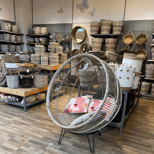 Luonnollisia sävyjä puutarhamyymälässä Tallinnassa