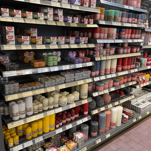 Kauniita värikkäitä kynttilöitä Hortes puutarhamyymälässä Tallinnassa