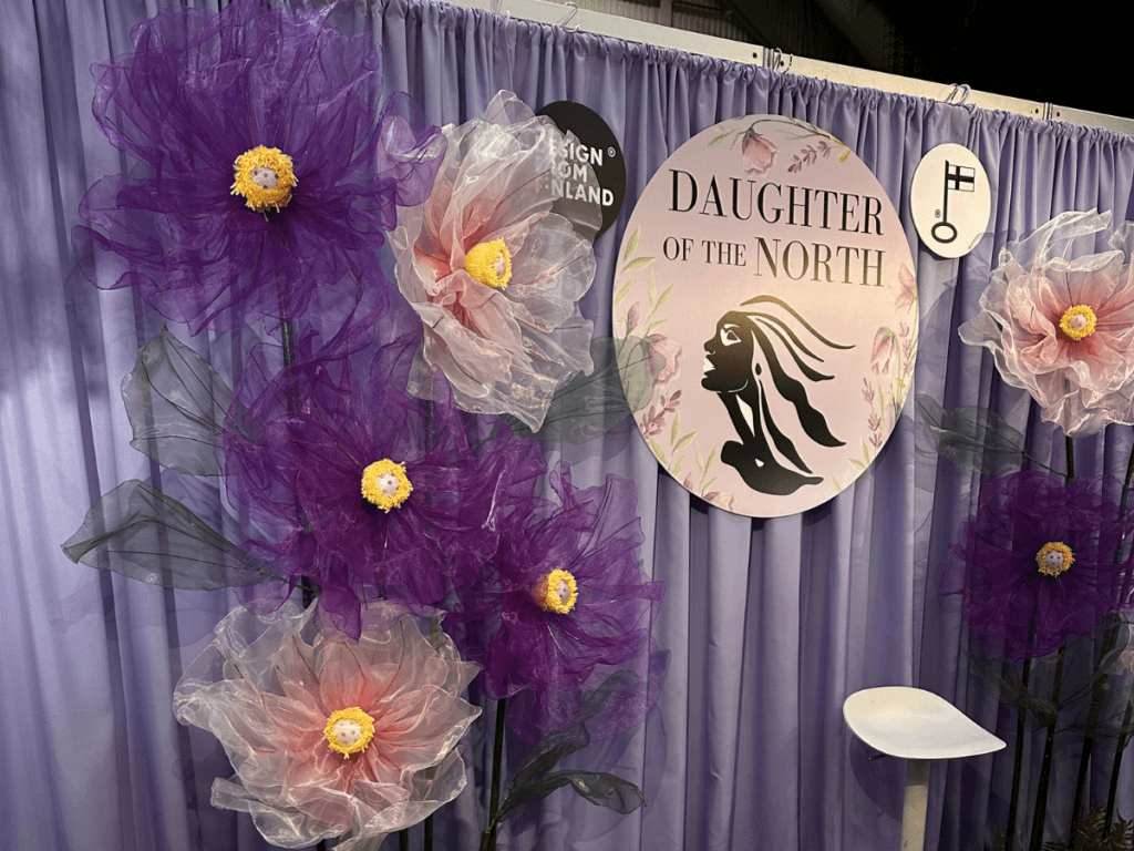 Messuosaston näyttävä kukkainstallaatio Porin Kädentaito- ja hyvinvointimessuilla