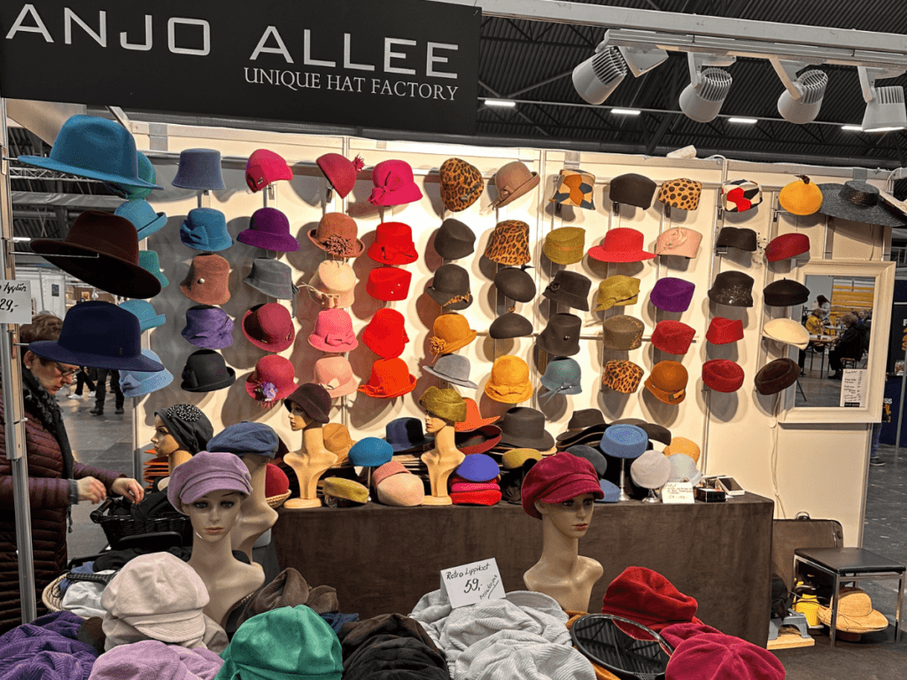 Käsityömessuilla esillä värikkäitä hattuja ja vaatteita