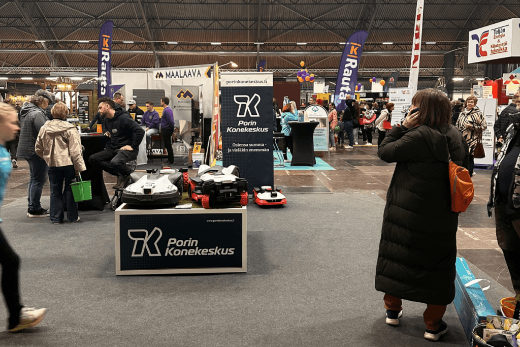 Yleiskuva Porin Piha ja Puutarha -messuilta 2026, jossa näkyy messuosastoja, kävijöitä ja puutarhakoneita.