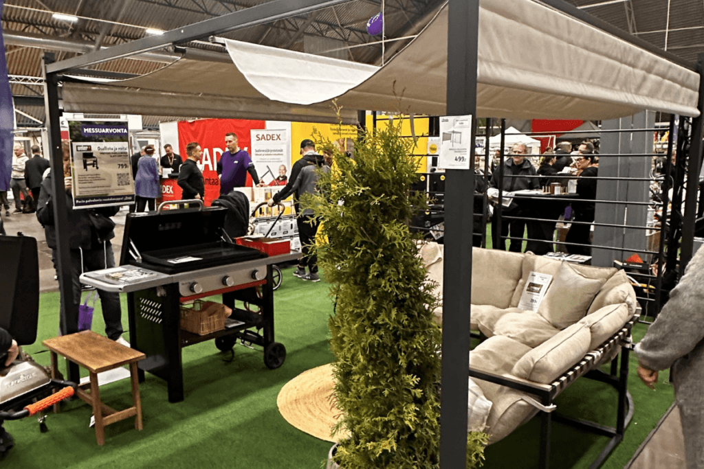 Grillikatos, sohva ja patioidea Porin Piha ja Puutarha -messuilla 2026.